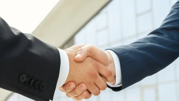 Sau khi giao dịch hoàn tất, Tập đoàn Tài chính Manulife sẽ tập trung trọn vẹn nguồn lực vào việc phục vụ khách hàng tại Việt Nam thông qua hoạt động kinh doanh cốt lõi tại Manulife Việt Nam.