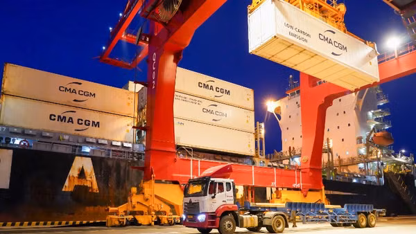 Container lạnh được xếp lên tàu an toàn, nhanh chóng, bảo đảm tiến độ.