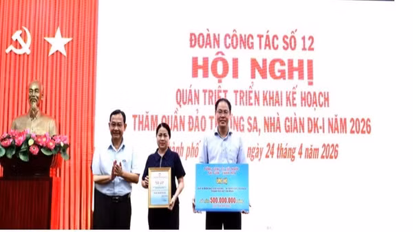 Tổng Công ty Cấp nước Sài Gòn-trách nhiệm hữu hạn một thành viên vừa trao 500 triệu đồng gửi đến cán bộ, chiến sĩ đang làm nhiệm vụ tại nhà giàn DK1.