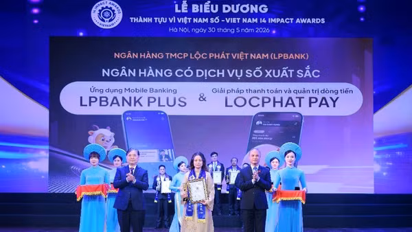 Bà Vũ Nam Hương, Phó Tổng Giám đốc LPBank nhận giải Sản phẩm Dịch vụ xuất sắc cho 2 sản phẩm LPBank Plus và LocPhat Pay