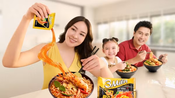 Gói nước cốt tôm và thịt trở thành bí kíp của tô mì ngon.