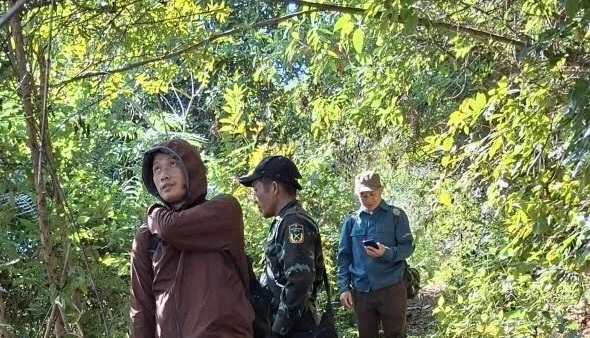 Thành viên Tổ bảo vệ rừng bản Con Cang cùng kiểm lâm xã Sam Mứn tuần tra bảo vệ rừng.