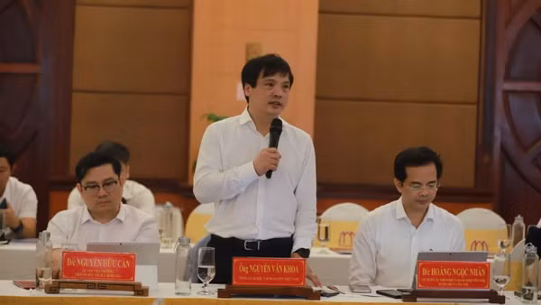 Ông Nguyễn Văn Khoa - Tổng giám đốc Tập đoàn FPT trình bày đề xuất: Xây dựng mô hình Kinh tế dữ liệu 4 lớp, lấy AI bản địa làm trọng tâm để đánh thức tiềm năng di sản, du lịch và y tế của Huế.
