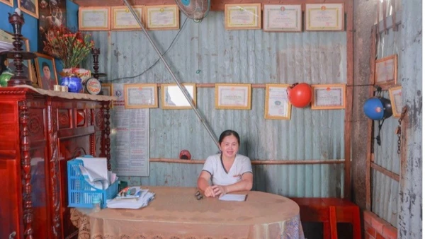 “Góc tự hào” treo đầy bằng khen trong nhà chị Hồng.