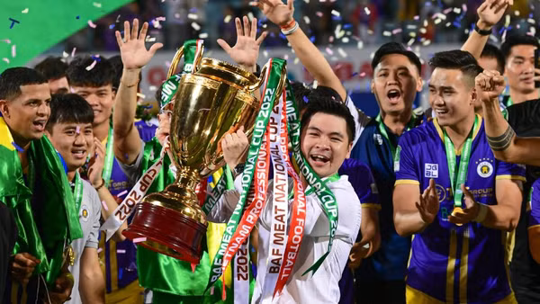 Ông Đỗ Vinh Quang ăn mừng chức vô địch V.League 2022.