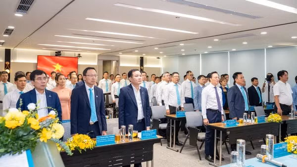 Các đại biểu thực hiện nghi thức chào cờ trước khi bước vào chương trình hội nghị.