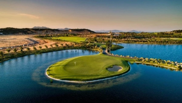 KN Golf Links được thiết kế 27 lỗ, với 18 lỗ theo phong cách sân links (liền kề bờ biển).