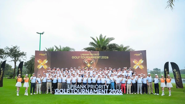 Các đại biểu chụp ảnh lưu niệm tại LPBank Priority Golf Tournament 2026.