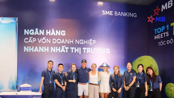 Đại diện lãnh đạo MB và vận động viên Anna Leigh Waters tại buổi giao lưu.