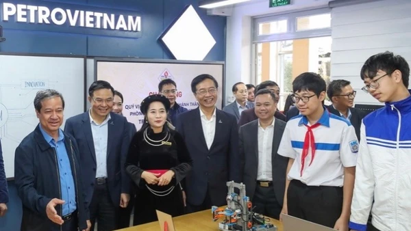 Bộ trưởng Giáo dục và Đào tạo Nguyễn Kim Sơn, Chủ tịch HĐTV Petrovietnam Lê Mạnh Hùng tham quan phòng STEM tại Trường THCS Lê Quý Đôn (Tuyên Quang).