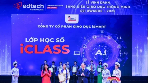 Khoảnh khắc vinh dự khi đại diện iSMART Education nhận cúp và chứng nhận - ghi nhận những đóng góp xuất sắc của Lớp học số iCLASS.