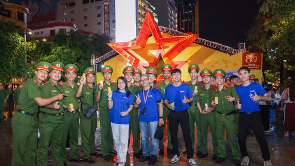 Diễn ra từ ngày 1-13/6/2026, chuỗi sự kiện Gala “Tổ quốc bình yên” do Bộ Công an phối hợp Ủy ban nhân dân Thành phố Hồ Chí Minh tổ chức tại phố đi bộ Nguyễn Huệ (phường Sài Gòn, Thành phố Hồ Chí Minh). Hướng tới kỷ niệm 80 năm Ngày truyền thống lực lượng An ninh nhân dân (12/7/1946-12/7/2026), chuỗi sự kiện được tổ chức nhằm tri ân những cuộc đấu trí thầm lặng, những cống hiến quên mình vì sự bình yên của dân tộc.