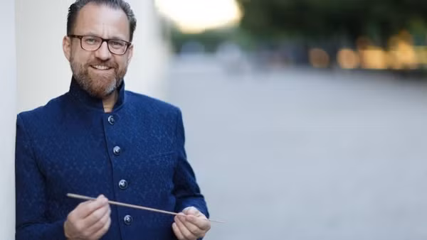 Nhạc trưởng Franz Schottky - là người sáng lập và chỉ huy dàn nhạc Münchner Kammerphilharmonie dacapo - hứa hẹn mang đến một góc nhìn mới mẻ về giao hưởng tại Hà Nội.