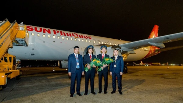 Ông Phạm Toàn Vượng, Thành viên HĐTV, Tổng Giám đốc Agribank cùng lãnh đạo Sun Group và đại diện Công ty TNHH Hàng không Mặt trời Phú Quốc tặng hoa cơ trưởng và cơ phó tàu bay.