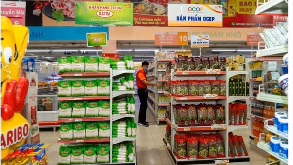 Phát triển các sản phẩm lưu niệm, hàng OCOP và sản phẩm mang bản sắc văn hóa Việt Nam sẽ gia tăng trải nghiệm mua sắm của khách hàng. (Ảnh: SATRA)