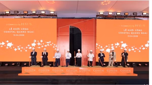 Các đại biểu thực hiện nghi lễ khởi công dự án.