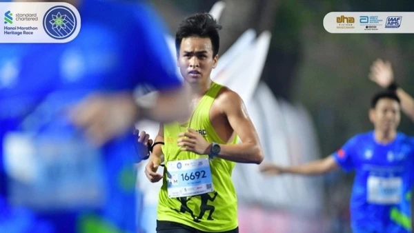 Vũ Tiến Mạnh tại giải Standard Chartered Marathon Di sản Hà Nội 2024.