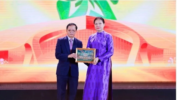 Tối 3/11, đại diện HDBank trao tặng 10 tỷ đồng chung tay hỗ trợ đồng bào miền núi phía Bắc và miền Trung khắc phục hậu quả bão lũ, tại Lễ bế mạc Hội chợ Mùa Thu 2025.