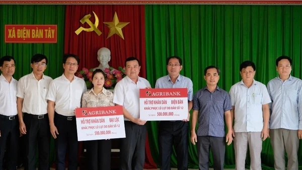Đại diện Agribank trao hỗ trợ người dân Đại Lộc và Điện Bàn tại UBND xã Điện Bàn Tây, thành phố Đà Nẵng.