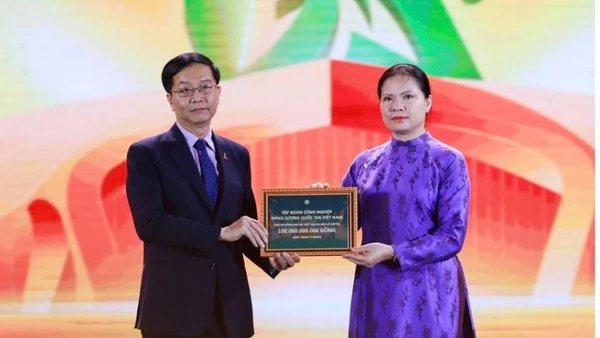 Tại lễ bế mạc Hội chợ mùa Thu lần thứ nhất - 2025, Petrovietnam đã trao ủng hộ đồng bào vùng lũ số tiền 100 tỷ đồng.