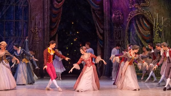 Những bước nhảy ballet hòa cùng giai điệu giao hưởng, tạo nên vẻ đẹp tinh tế của nghệ thuật hàn lâm.