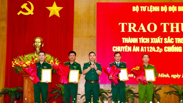 Lãnh đạo Bộ Tư lệnh Bộ đội Biên phòng khen thưởng các đơn vị trong chuyên án A1124.2p.