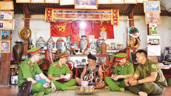 Công an xã A Vương (thành phố Đà Nẵng) trực tiếp thăm, nắm tình hình an ninh trật tự tại thôn Aréc.