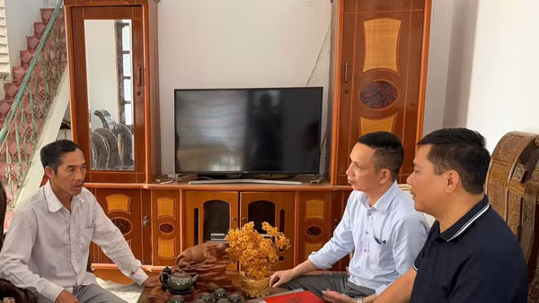 Ông Phạm Hùng Cát (trái) chia sẻ nỗi lo lắng khi môi trường bị đe dọa. (Ảnh NAM NGUYỄN)