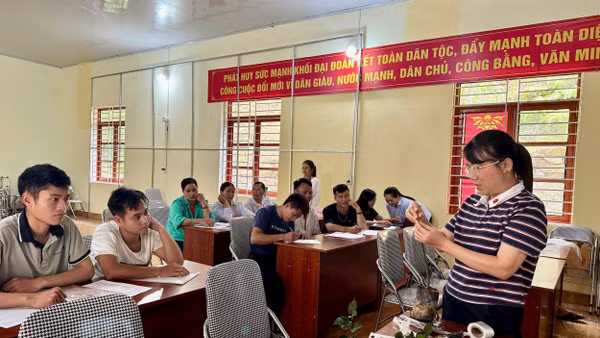 Hướng dẫn kỹ thuật canh tác thích ứng với biến đổi khí hậu cho nông dân xã Phan Thanh.