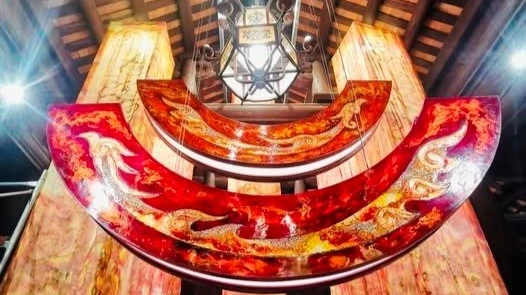 Tác phẩm Phượng Vũ của họa sĩ Hà Phạm tương tác cùng tác phẩm Vũ môn của họa sĩ Phan Minh Bạch, trong triển lãm Đạo học ngàn năm.