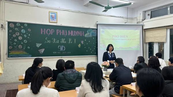 Tại buổi họp phụ huynh kết thúc học kỳ I của lớp 9, giáo viên sẽ trao đổi về việc đăng ký nguyện vọng thi trung học phổ thông của các học sinh. (Ảnh Trường THCS Hoàn Kiếm (Hà Nội)