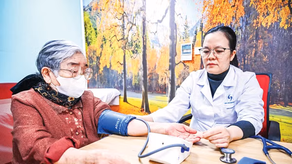 Từ đầu năm 2026, những thay đổi về chính sách y tế tại Việt Nam tạo đột phá về cải thiện chế độ đãi ngộ cho đội ngũ y, bác sĩ. (Ảnh Thành Đạt)