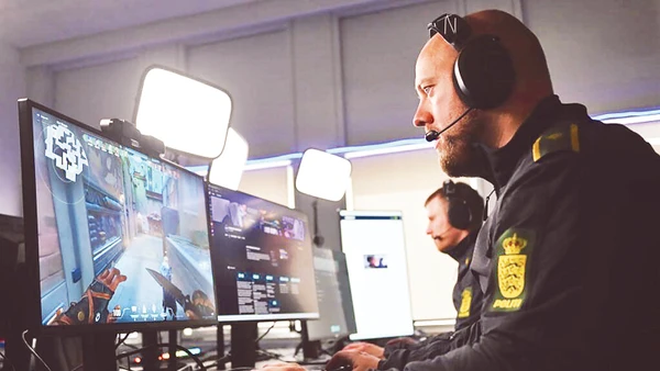 Nhiều bạn trẻ còn để lại bình luận vui: “Vậy là họ còn được công khai chơi game trong giờ làm việc”!