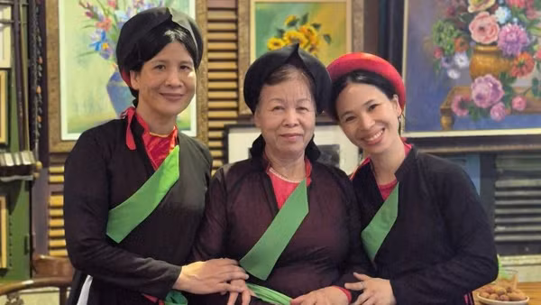 Chị hai quan họ Nguyễn Như Chính (giữa) cùng các học trò tại điểm hẹn Ba Tầm art coffee, 51 Ô Đồng Lầm (phường Văn Miếu, Hà Nội).
