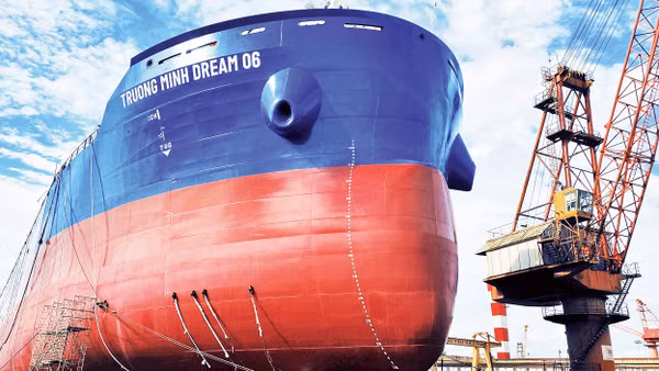 Công ty Đóng tàu Hạ Long vừa hạ thủy thành công tàu Trường Minh Dream 06.