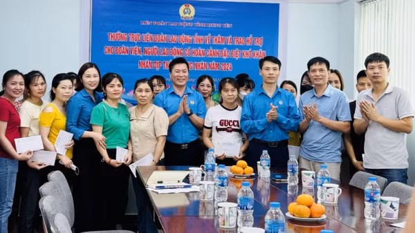 Tổng Liên đoàn Lao động Việt Nam đã đến thăm, tặng quà cho đoàn viên công đoàn, người lao động có hoàn cảnh khó khăn tại Công ty TNHH Foremart Việt Nam (xã Ân Thi) và Công ty TNHH May Phú Sinh (xã Hồng Quang).