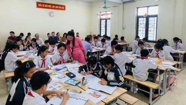 Vai trò của người thầy là không thể thay thế. (Trong ảnh: Giờ học của học sinh Trường tiểu học & trung học cơ sở Phú Cường, tỉnh Hưng Yên).