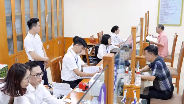 Khi bỏ cấp trung gian, áp lực công việc không mất đi mà trái lại, dồn toàn bộ xuống cấp cơ sở.