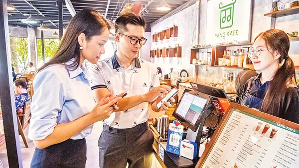 Đẩy mạnh thanh toán không dùng tiền mặt giúp minh bạch hóa dòng tiền, giảm thất thu thuế, đồng thời bảo đảm an toàn tài chính cho người dân cũng như nền kinh tế. Ảnh: THÀNH ĐẠT