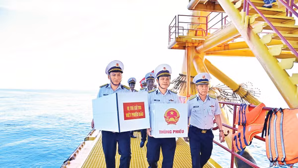 Tổ Bầu cử sớm của Vùng 2 Hải quân (khu vực bầu cử số 5, xã Long Sơn, Thành phố Hồ Chí Minh) mang thùng phiếu và vật tư trang bị lên nhà giàn DK1/9. (Ảnh Văn Đường) 