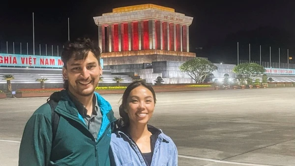 Anh Jack Warren và chị Annie Tao, du khách đến từ Mỹ, chụp ảnh lưu niệm bên Lăng Bác, tháng 1/2026. (Ảnh NVCC)
