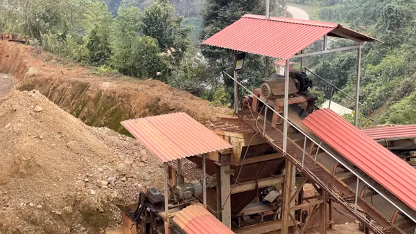 Nếu không được kiểm soát, gánh nặng môi trường do khai thác khoáng sản có thể đè nặng lên vai của cộng đồng dân cư. (Ảnh Hoàng Tuân)