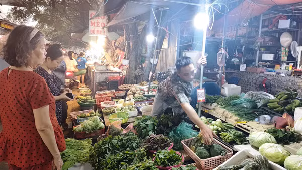 Việc tăng lương hưu phải đi kèm chính sách ổn định thị trường, tránh để giá cả leo thang. (Ảnh VĂN HỌC)