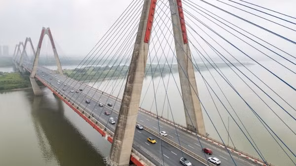 Dự án cầu Nhật Tân (Hà Nội) không chỉ là công trình trọng điểm sử dụng hiệu quả vốn vay ODA từ Cơ quan Hợp tác Quốc tế Nhật Bản (JICA), mà còn được coi là biểu tượng thể hiện tình hữu nghị Việt-Nhật. (Ảnh: Thành Đạt)