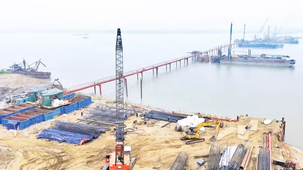 Dự án cầu Hồng Hà đang được tăng tốc thi công và cơ bản bám sát tiến độ đề ra. Ảnh: Nguyễn Hữu