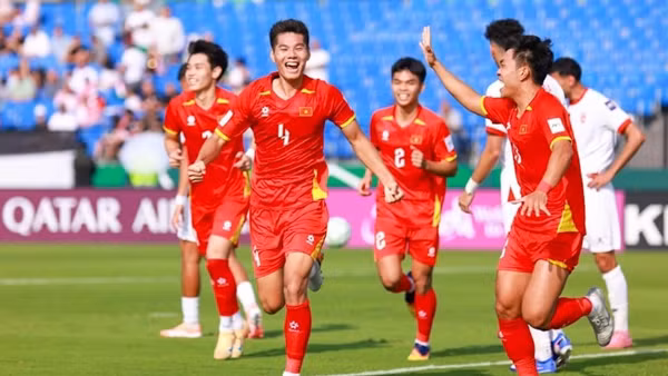 Hiểu Minh ghi bàn thắng sau pha đá phạt góc. Ảnh: Ted Trần 