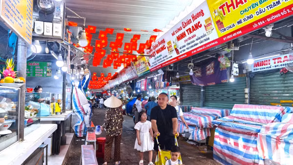 Chi phí đầu vào gia tăng sẽ lan tỏa sang nhiều nhóm hàng hóa và dịch vụ, làm gia tăng áp lực lạm phát, gia tăng gánh nặng trên vai người tiêu dùng. (Ảnh: Nguyễn Hùng)