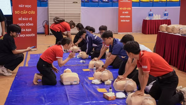 Góc tập huấn sơ cứu - Góc “đắt hàng” nhất trong khuôn khổ Lễ phát động Tháng Nhân đạo năm 2026 cấp quốc gia tại Cung Thể thao Quần Ngựa (Hà Nội).