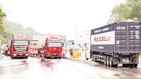 Các xe container chở hàng hóa nông sản thông quan tại Cửa khẩu quốc tế Hữu nghị (Lạng Sơn) ngày 5/2. (Ảnh MAI PHƯƠNG)