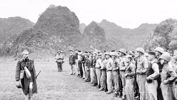 Chủ tịch Hồ Chí Minh thăm một đơn vị bộ đội ở Cao Bằng vừa tham gia Chiến dịch Biên giới năm 1950. (Ảnh TTXVN)